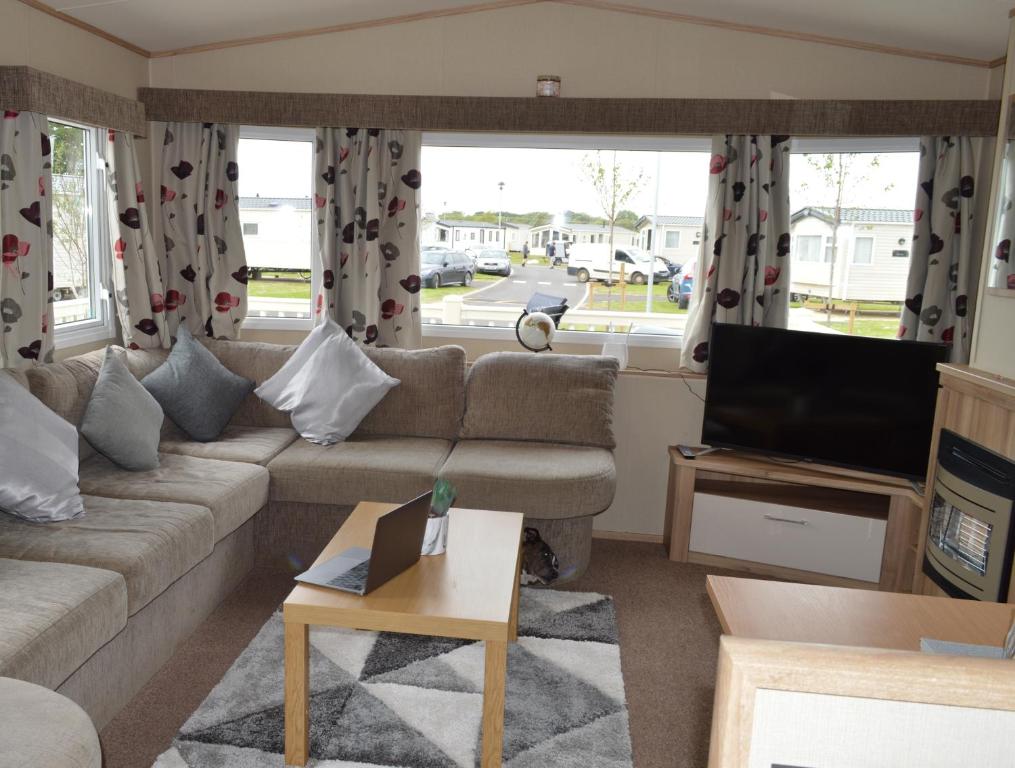 Luxury Hot Tub Caravan, Tattershall Lakes photo 2