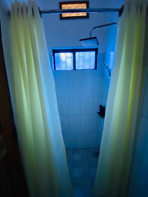 Dave Quarters, Kampala