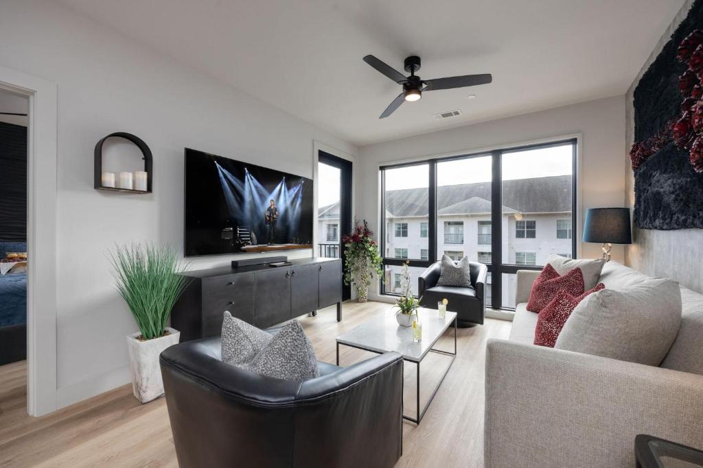 Flora - Odyssey - Heart of Midtown, Nashville