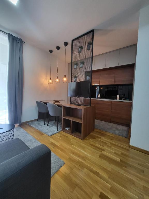 Serendipity Apartment, Brzeće