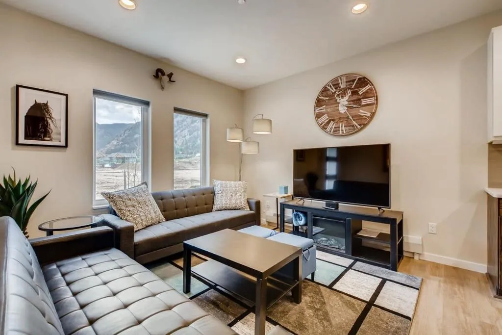 Elbert's Escape Sleeps 8 Lakefront Views, hotel in Georgetown