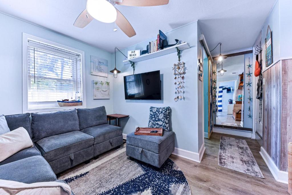 Dog-Friendly Beach Apt with Yard Near Pier and Parks 전경