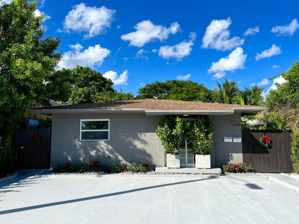 Beautiful, fully furnished 4bed 2bath house - 5 minute walk to Miracle Mile Downtown Coral Gables, Miami