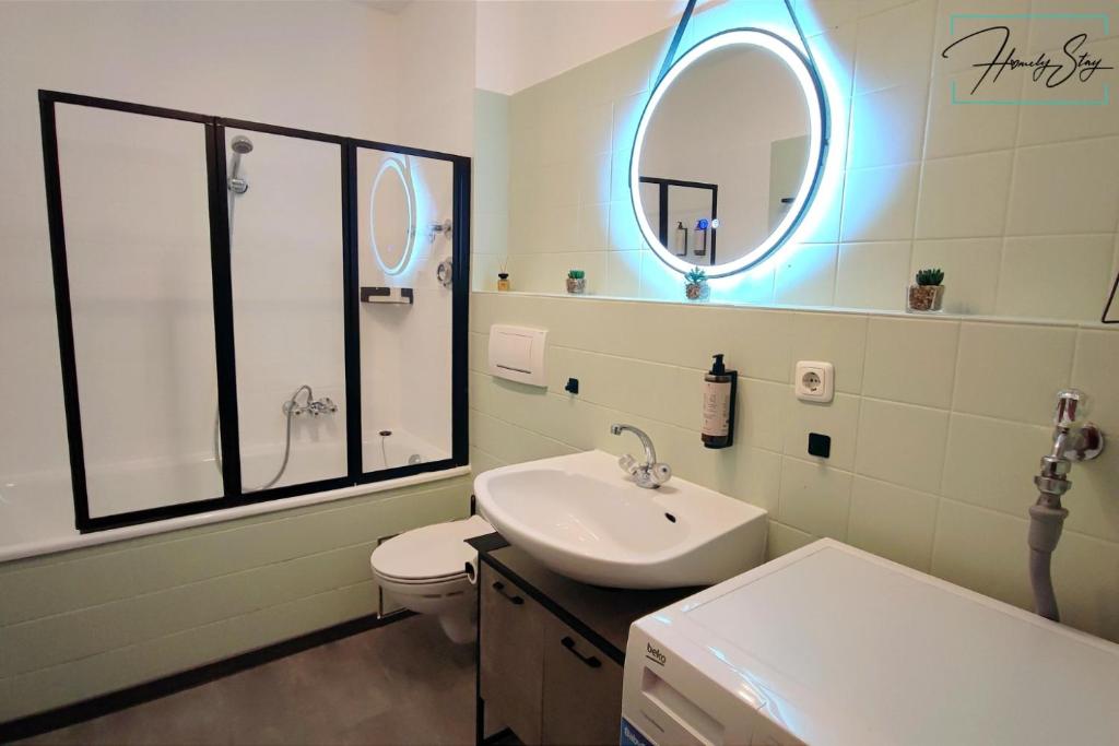 HOMELY STAY Serenity Greens - Stylisch Studio-Apartment with kitchen - 15 min from Central Station-pet friendly - 4