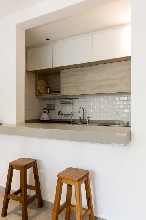 Apartamento con terraza y plantas - 5