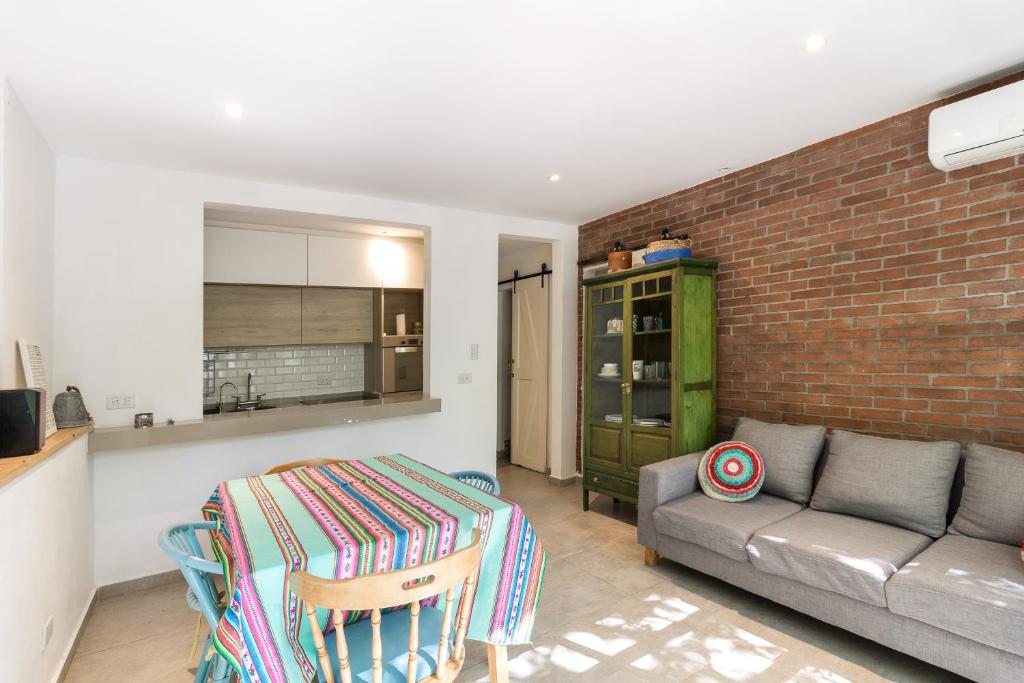 Apartamento con terraza y plantas - 3