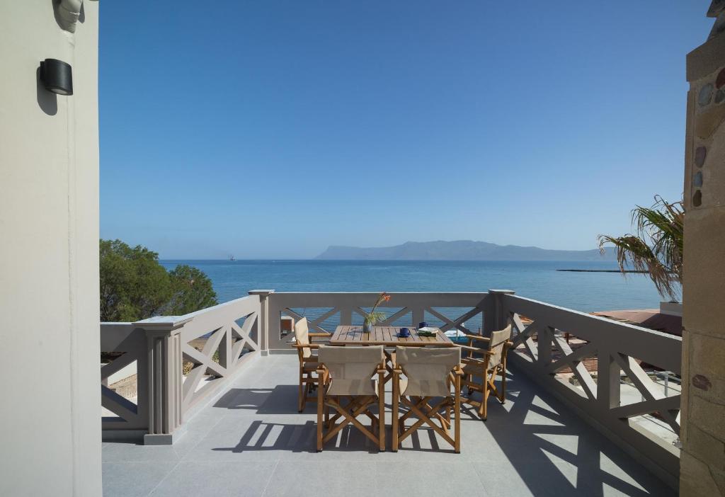 Zoe's Place - 1 BD Loft Beachfront Apartment, Kissamos