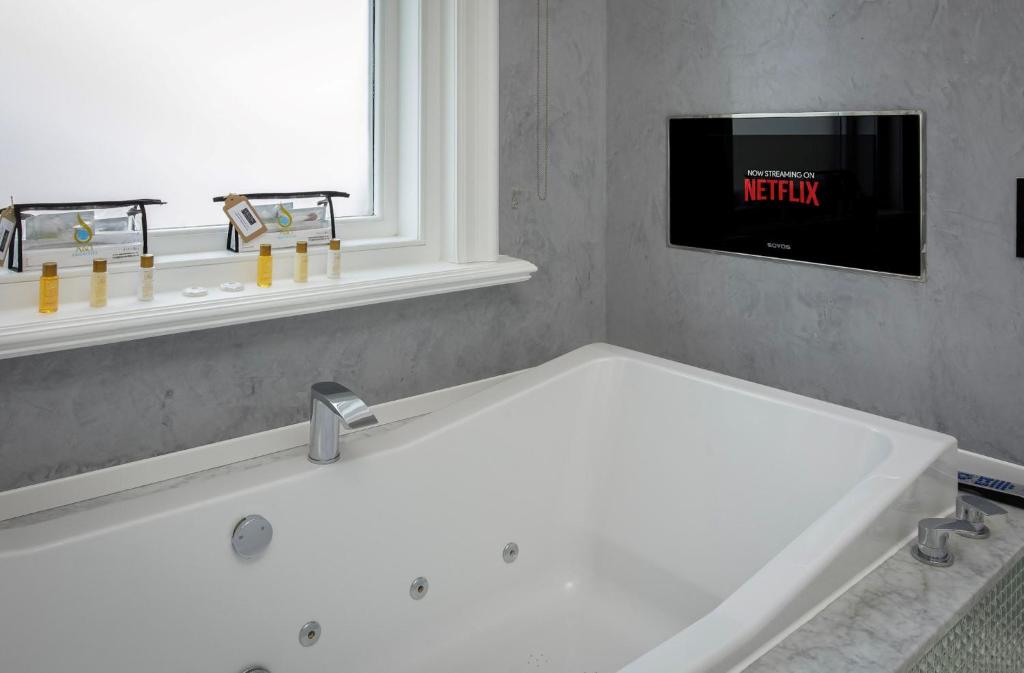 Hot tub, Breck Apartments by Central Beach Leisure Ltd in Blackpool