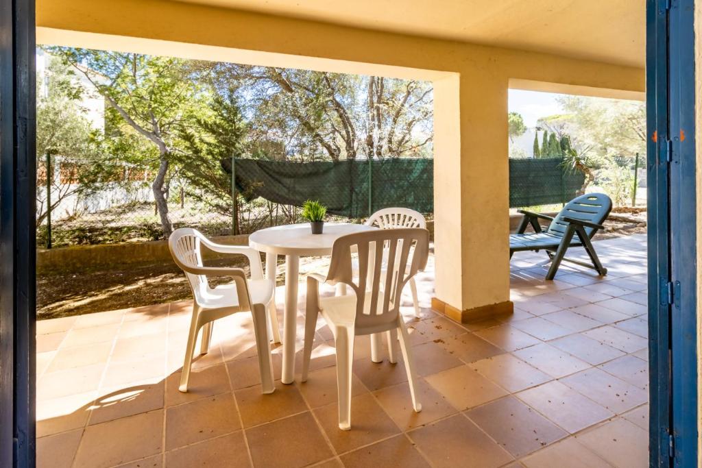 Grifeu 15 - Apartamento pequeño con patio - 1