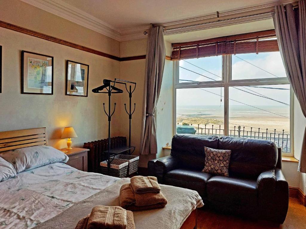 High View Studio with terrace & sea views, Barmouth