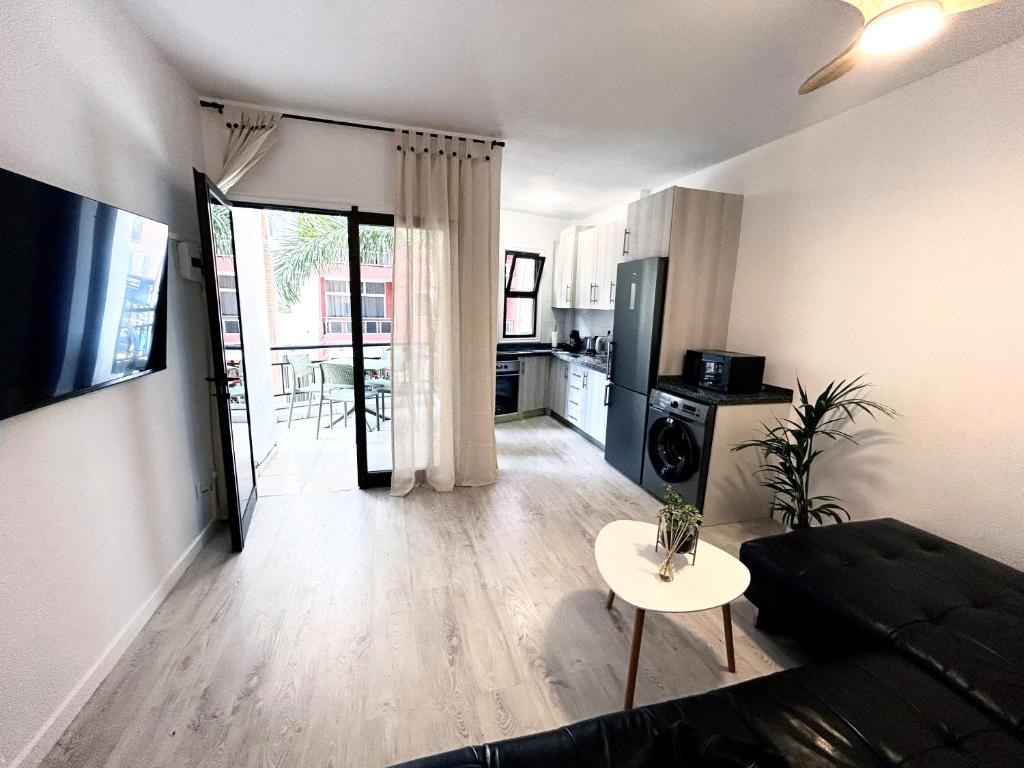 Beautiful, 2 double bedrooms apartment in Central Los Cristianos, 3 mins from the beach - 3