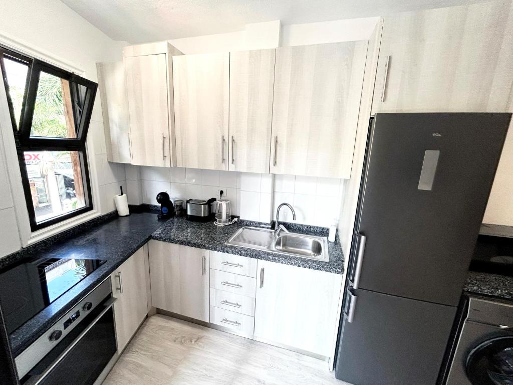 Beautiful, 2 double bedrooms apartment in Central Los Cristianos, 3 mins from the beach - 4