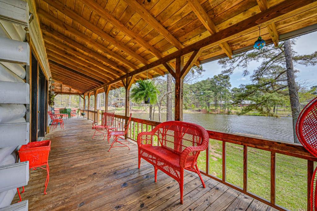 Broken Bow Cabin with Hot Tub and Fishing On-Site!, Broken Bow