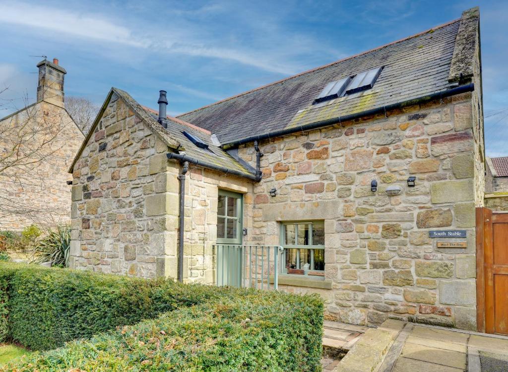 South Stable at Hallsteads: Cosy Stone Cottage, with Parking, Alnmouth