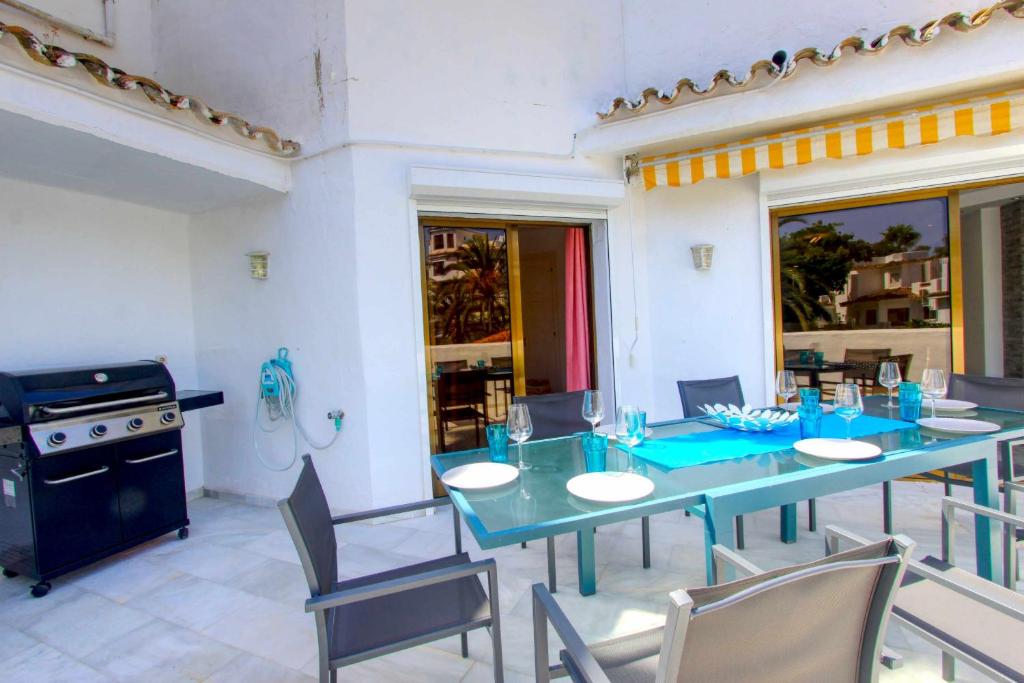 1093 modern beach apartment , huge terrace , bbq - 3