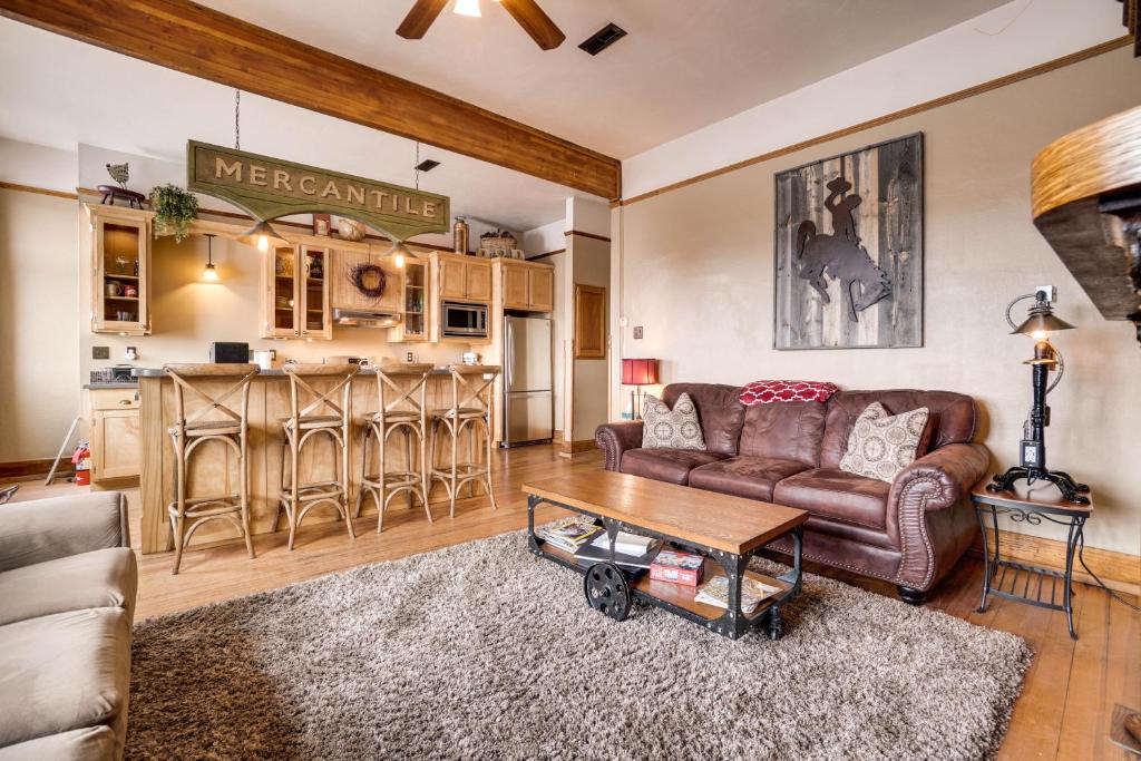 Historic DT Laramie Apartment Deck and 1 Mi to UW!