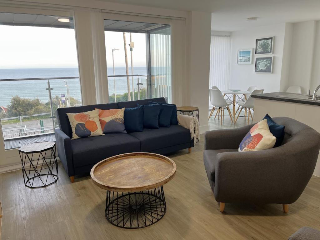 Seaview West Coast - Exceptional - 2 Bedrooms Sleeps 5 -Stunning Sea Views - 500 metres to Beach, Bournemouth