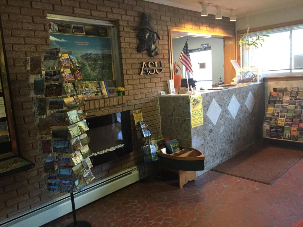 Highland Hills Motel & Cabins photo