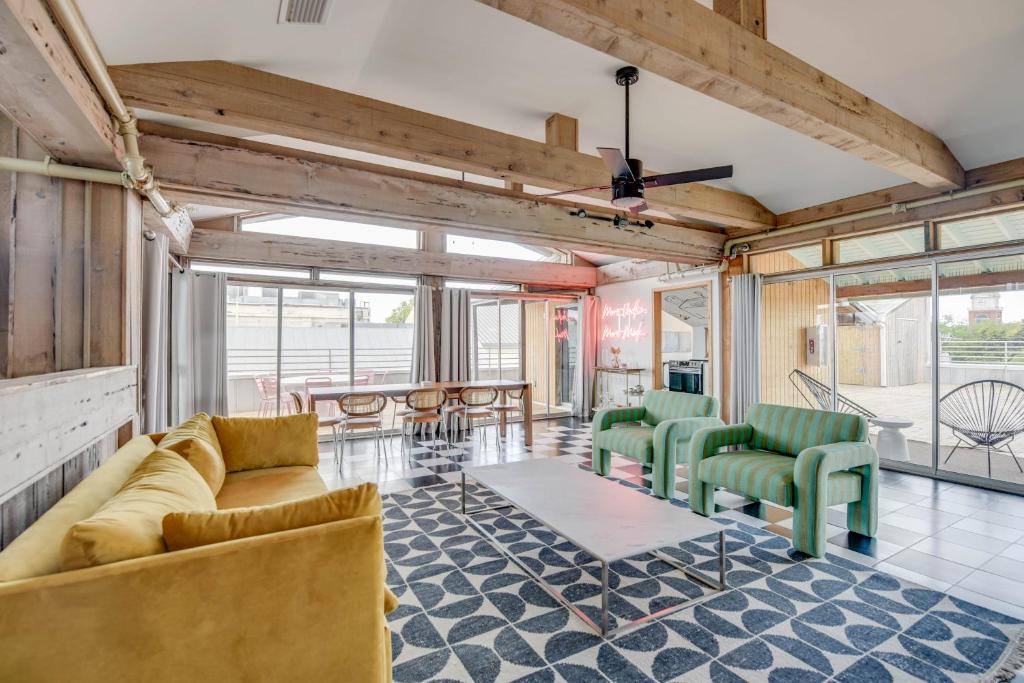 New KAMP - Rooftop Penthouse, Key West