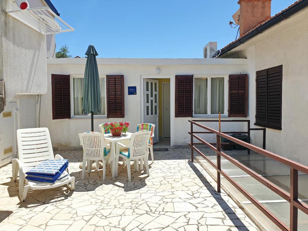 Apartments by the sea Silo, Krk - 18755, Šilo