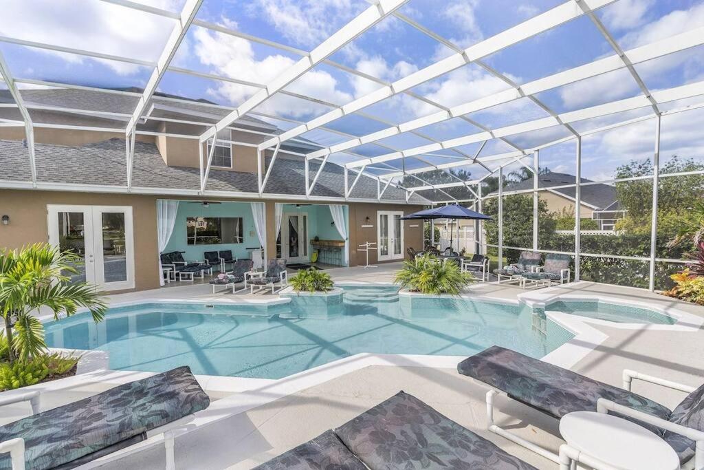 Mickeys Oyster - Luxurious 9BR Southeast Facing Pool Hot Tub Cinema Game RM BBQ 2 miles to Disney, Orlando
