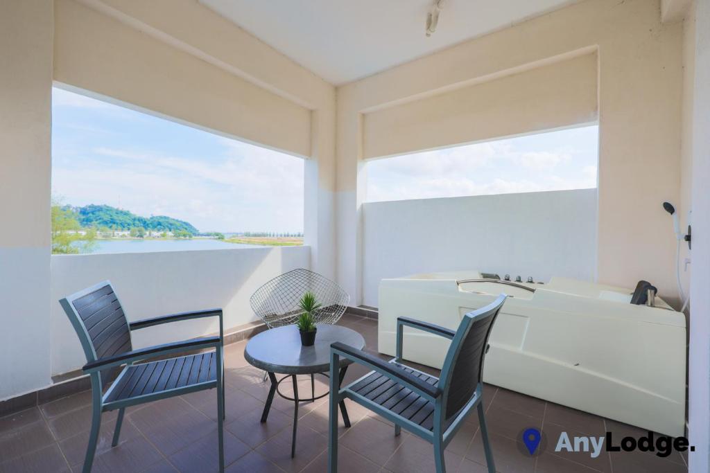 AnyLodge Marina Island Pangkor의 야외 수영장