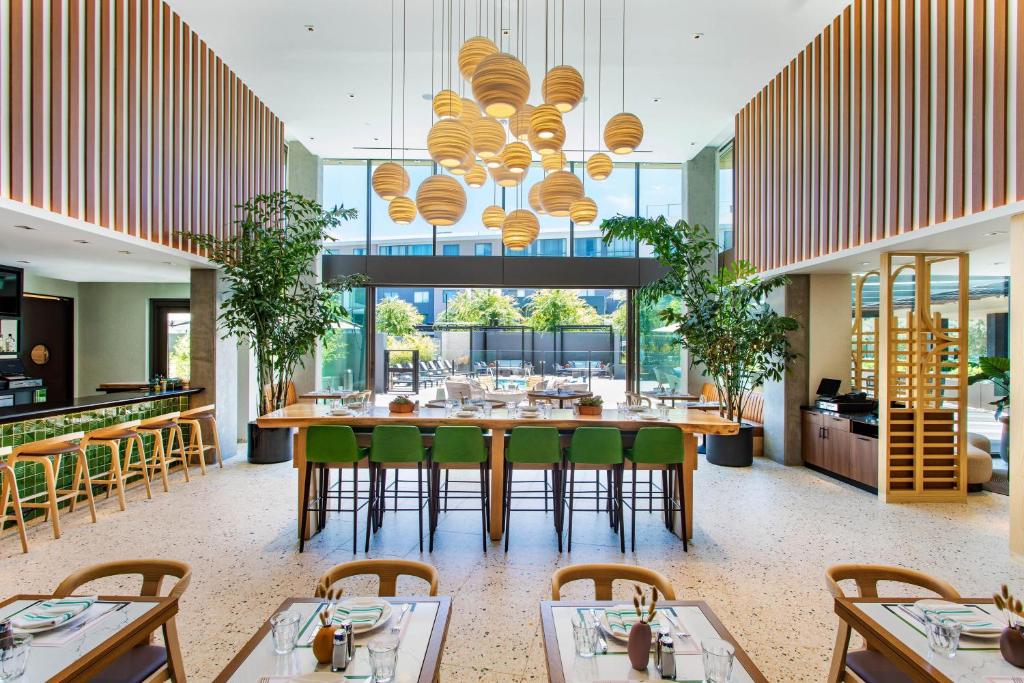 Hotel Citrine의 야외 수영장 전경