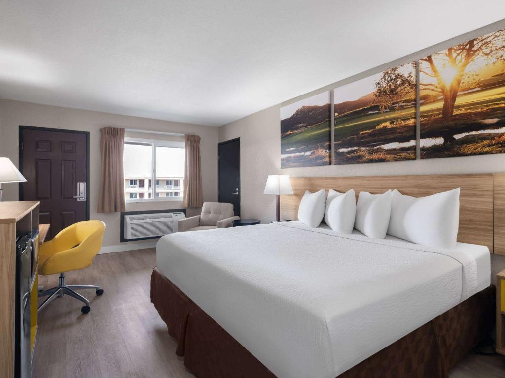 Days Inn by Wyndham Las Vegas Airport Near the Strip