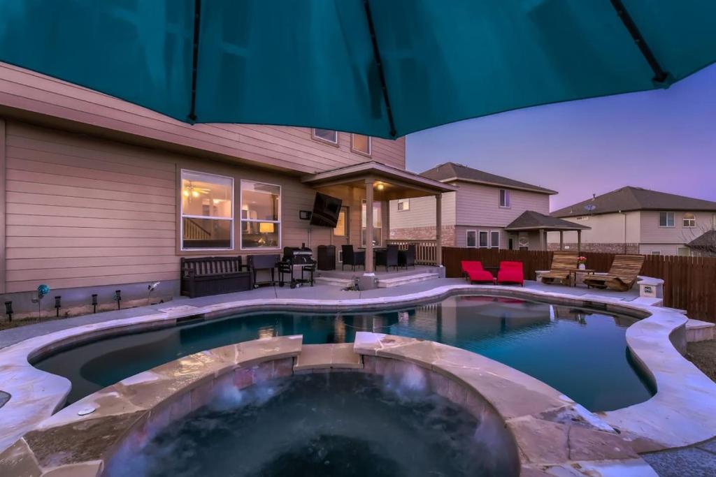 Lxry 4 BR, Heated Pool, Spa, near attrns (St1), San Antonio