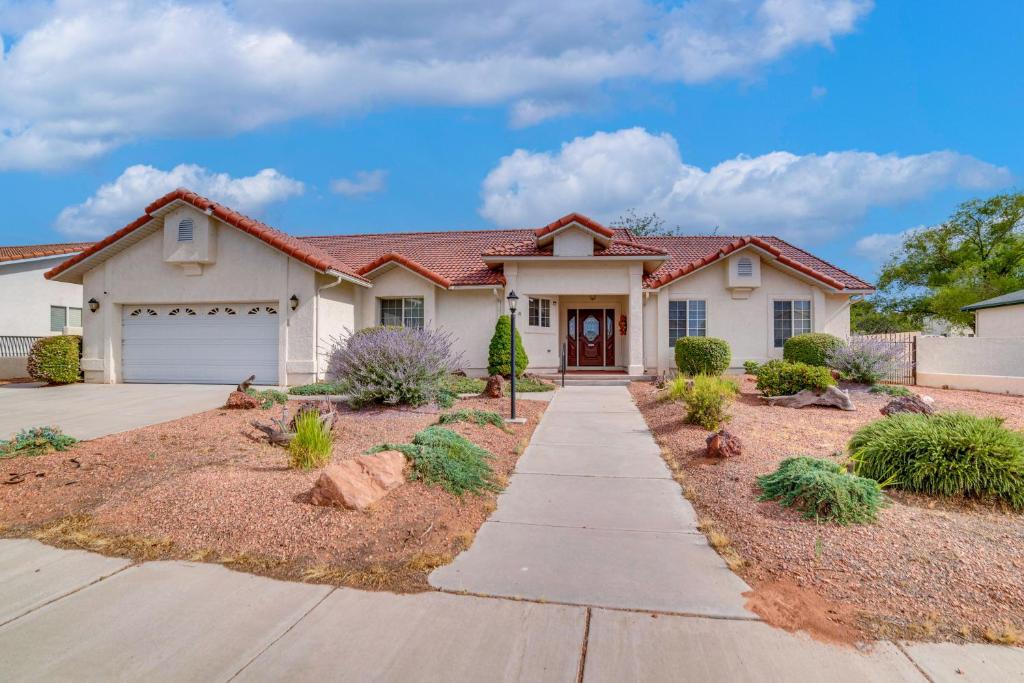 3 Mi to Lake Powell Home with Patio and Waterfall, Page