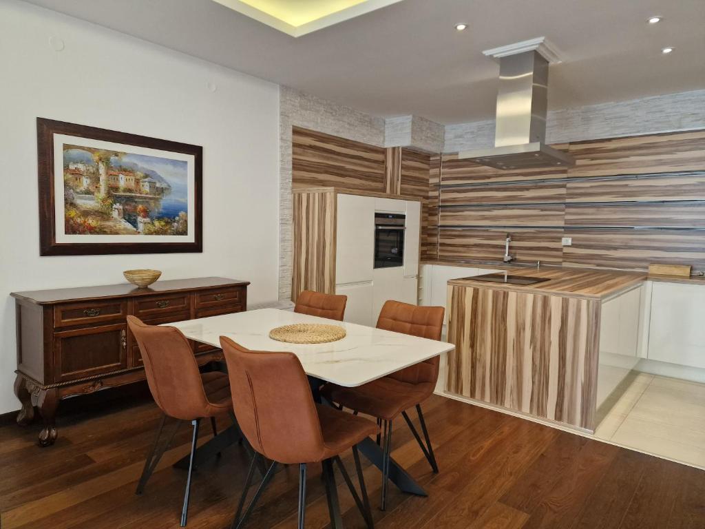 SkyAprt77m Jacuzzi, Budva