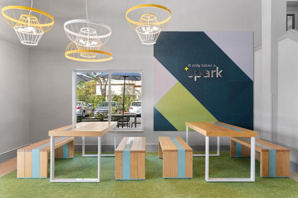 스파크 바이 힐튼 조식 공간