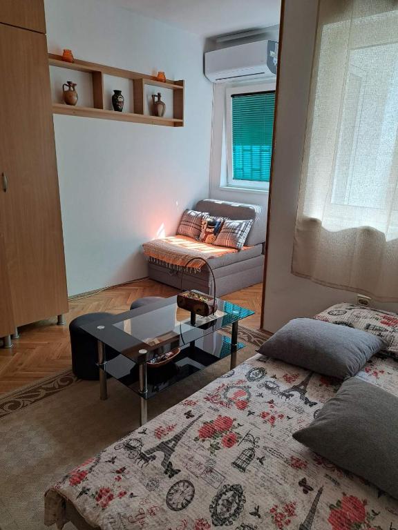 Apartman Mirka 2, Karaburma