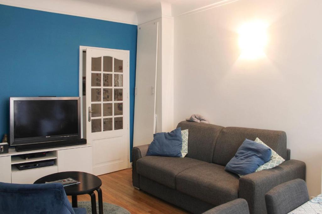 Spacious family nest facing Square des Épinette - 1