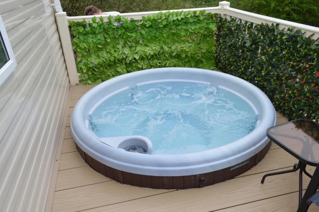 Luxury Hot Tub Caravan, Tattershall Lakes - pet-friendly stay