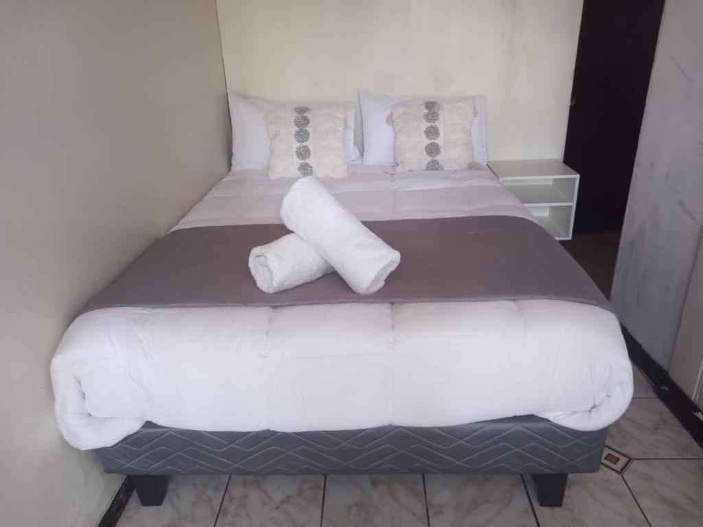 Cómoda, acogedora y tranquila casa en pleno centro, dos dormitorios, estacionamiento privado, a pasos de supermercados, farmacias, hospital, restaurantes, mall,bancos, locomoción, especialmente para moverse dentro de la ciudad o viajar a zonas cercanas - 1