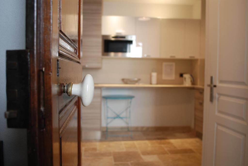 SORTIE 44 - NEWLY renovated 1 bedroom, center of old Antibes - 4