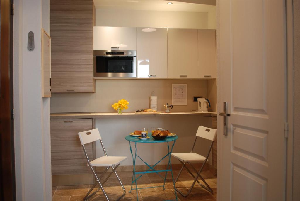 SORTIE 44 - NEWLY renovated 1 bedroom, center of old Antibes - 2