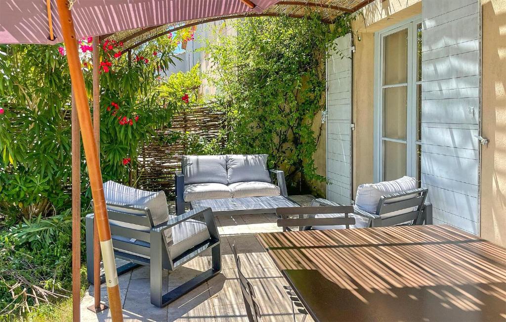 Maison In Saintlaurentdelaca avec Cuisine Holiday home in Saint