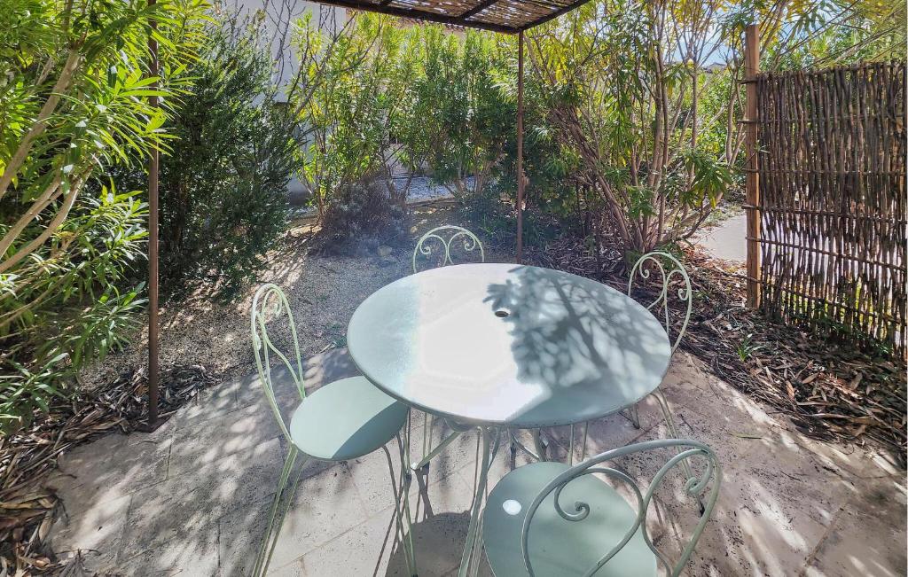 Maison In Saintlaurentdelacabrerisse avec Cuisine Holiday home in