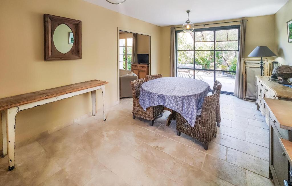 Lovely Maison In Saintlaurentdelacabrerisse avec Cuisine Holiday