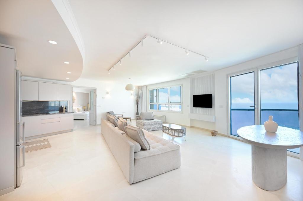 Miami Vibes 2BR in Isrotel tower by HolyGuest, Tel Aviv