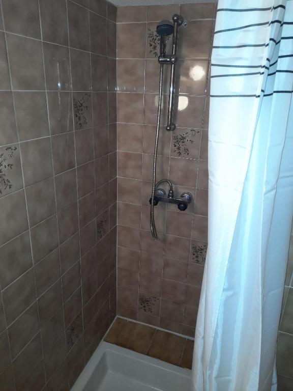 Le chalet des neiges 3 est au calme situé à 5 mn à pied du centre juste à côté du terrain de foot est composé canapé convertible et 3 lits supperposés parking privé sur place et arrêt navette gratuite à 30 m - 3