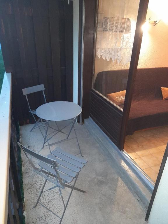 Le chalet des neiges 3 est au calme situé à 5 mn à pied du centre juste à côté du terrain de foot est composé canapé convertible et 3 lits supperposés parking privé sur place et arrêt navette gratuite à 30 m - 4