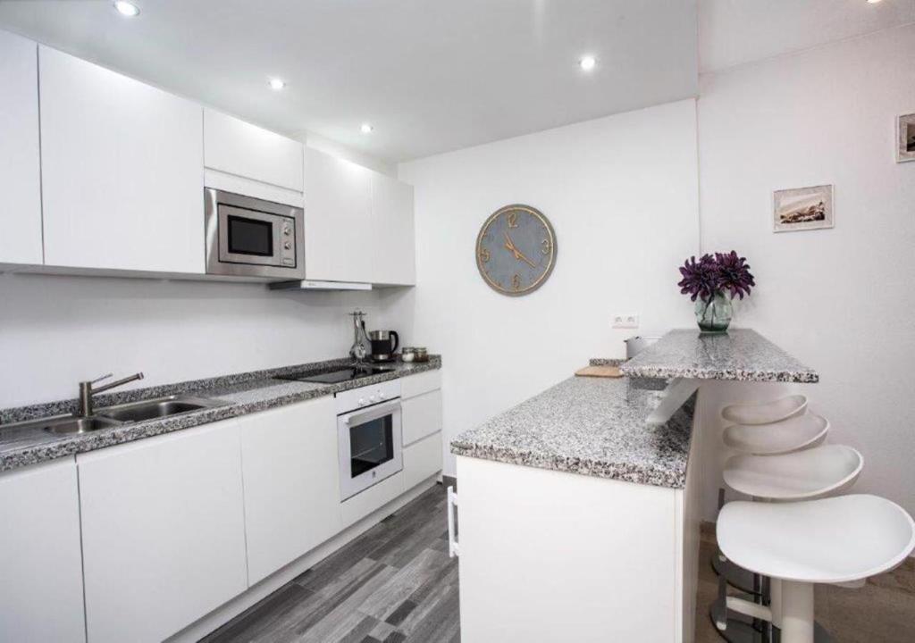 Estepona Port Apartment - Sea Views, Sleeps 6 - 3