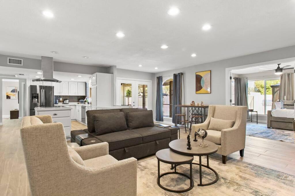 Cheerful Spacious Tempe Pool, Tempe