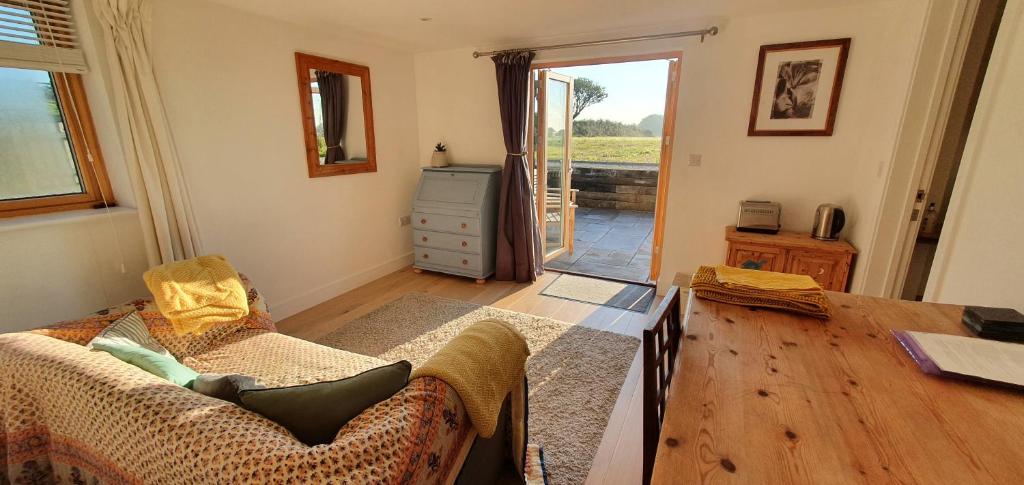 Apple Tree Barn - converted barn with meadow views, Helston
