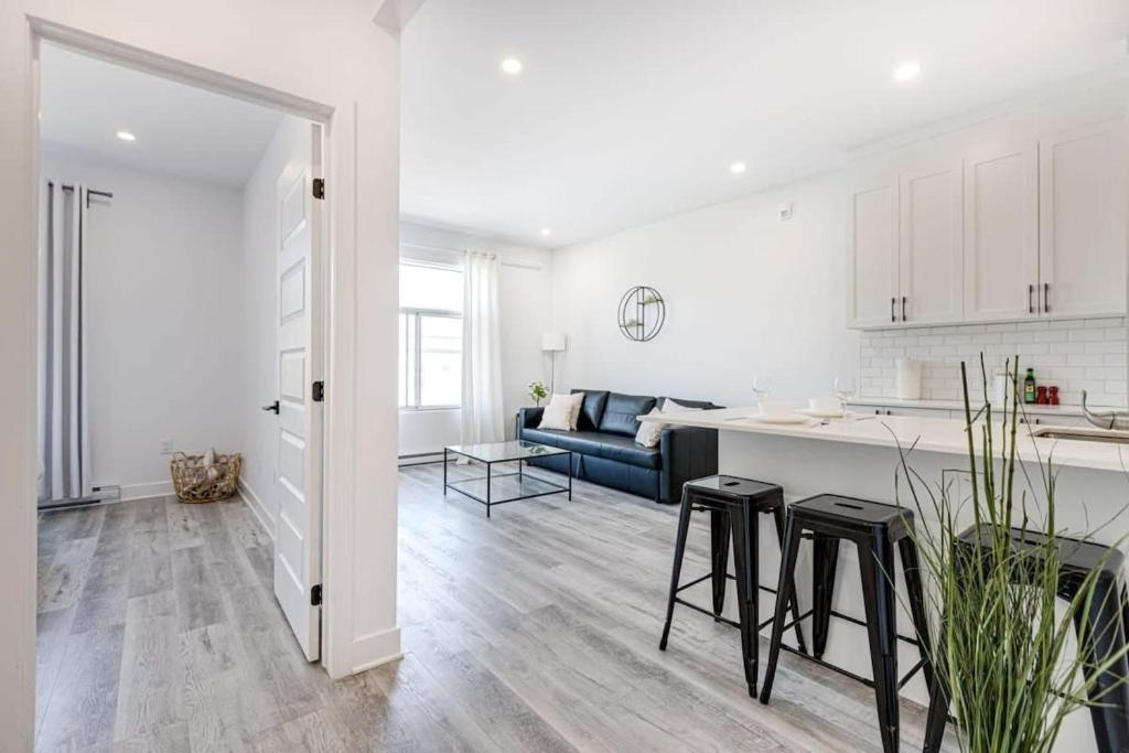 M11 Neat & Spacious 1BR in Heart of Plateau MTL, Montreal