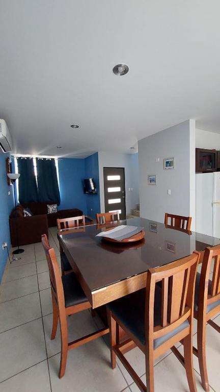 House 5 min by the beach, with wide open garage. - 4