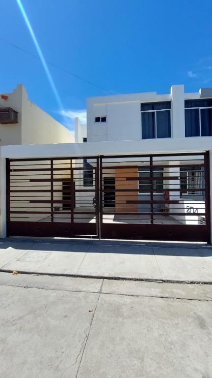 House 5 min by the beach, with wide open garage. - 2